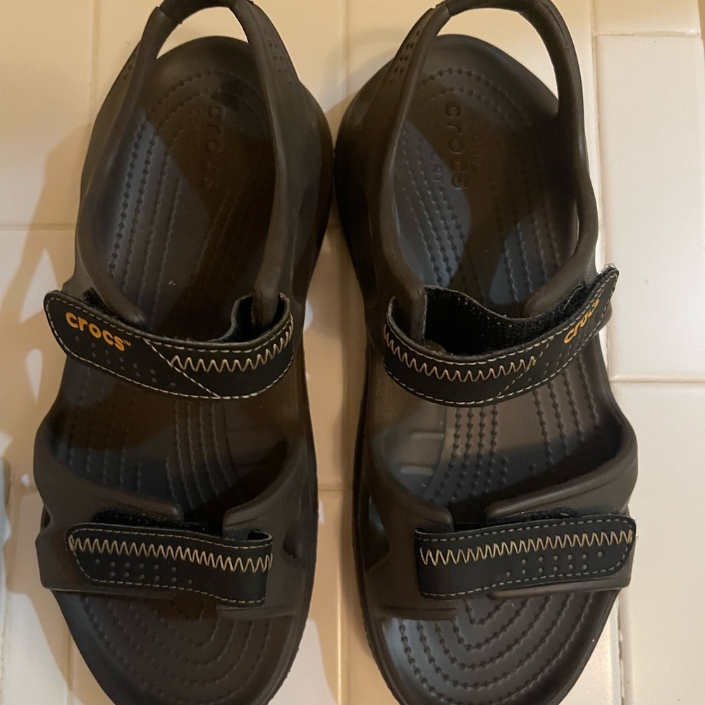 mens size 7 crocs sandal almost new